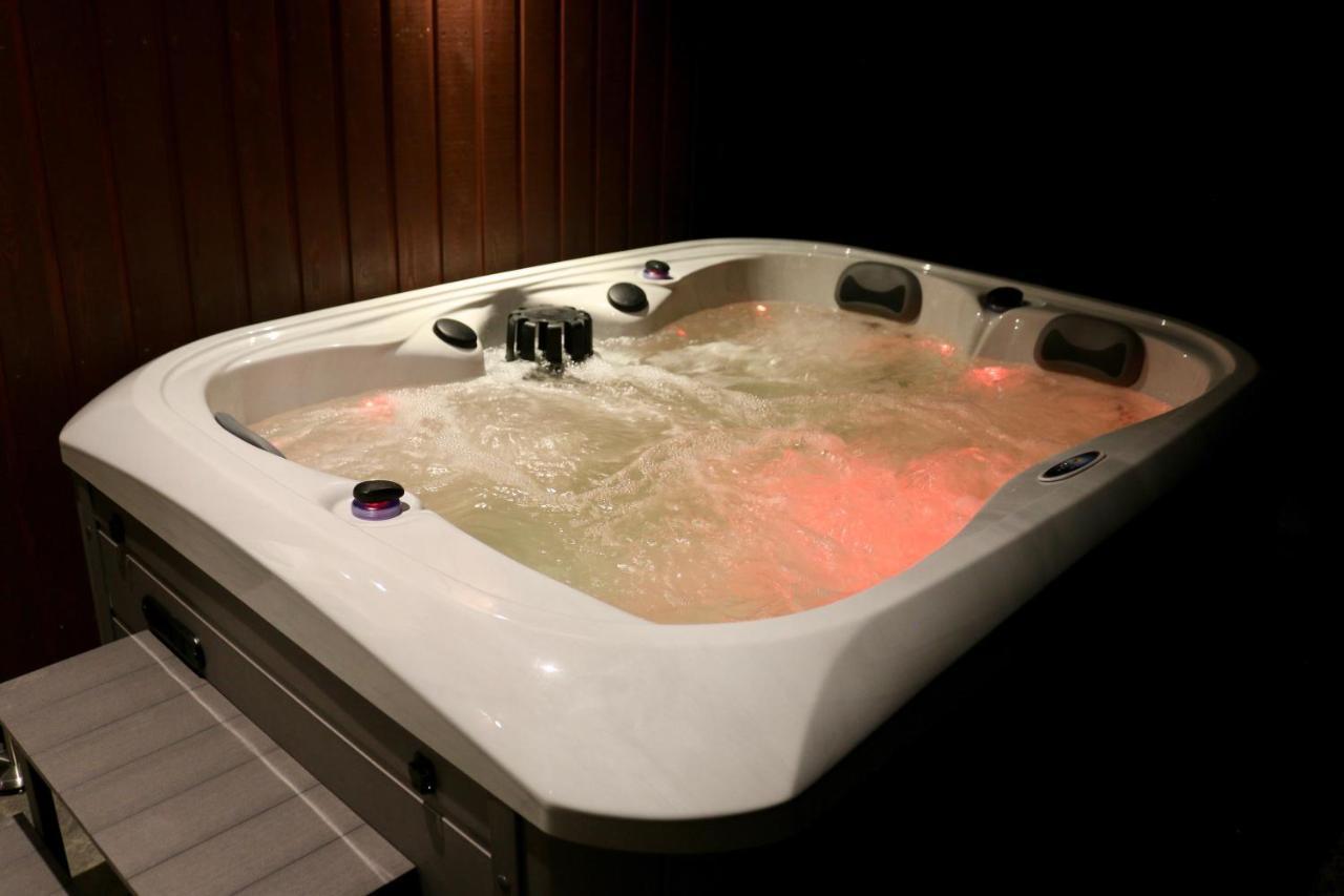 Frances' Sketch Pad With Hot Tub Apartment Fort William Exterior photo