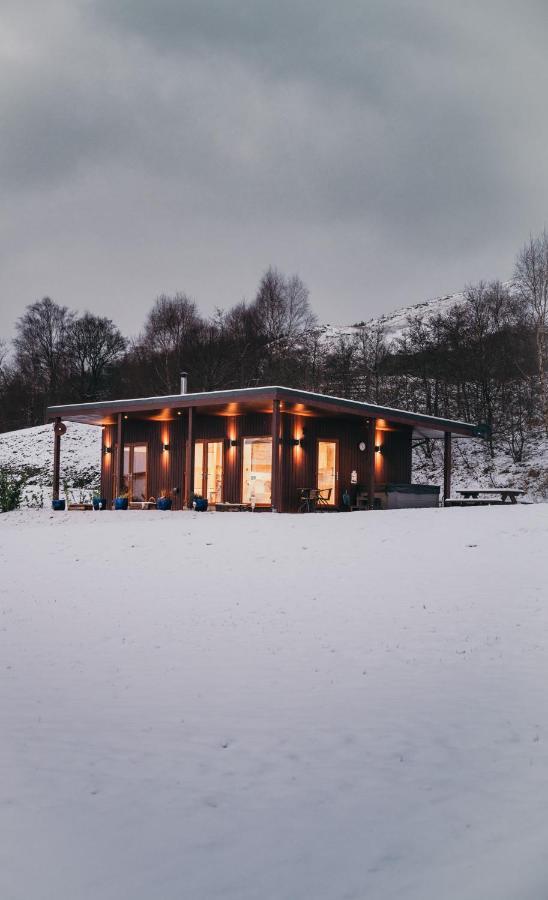 Frances' Sketch Pad With Hot Tub Apartment Fort William Exterior photo
